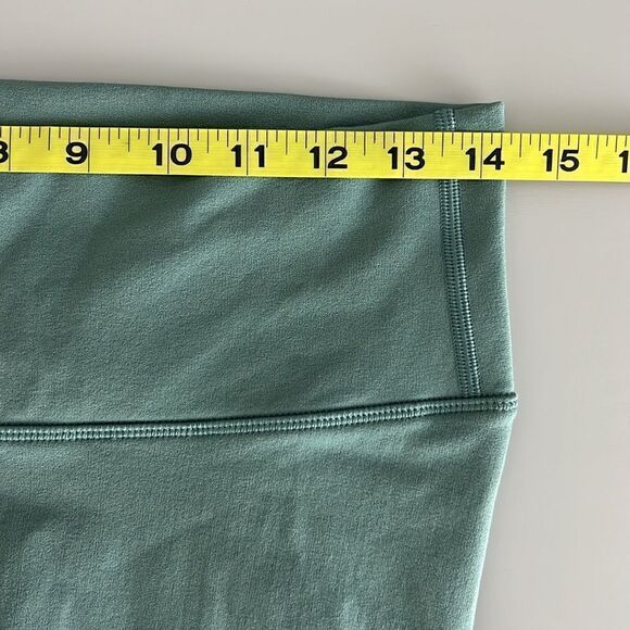 Lululemon Reveal HR Short in Digital Rain Size 10 - Picture 6 of 10